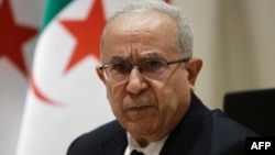 Le ministre algérien des Affaires étrangères Ramtane Lamamra tient une conférence de presse dans la capitale Alger, le 24 août 2021.