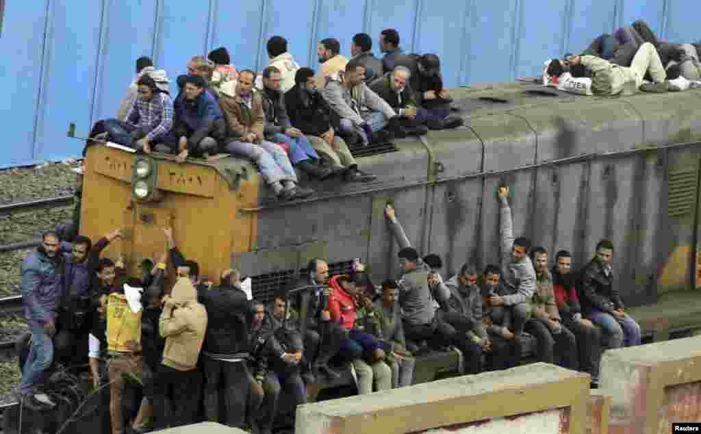 1月17日。埃及火車乘客。(路透社)