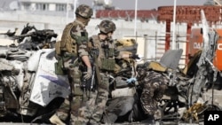 Tentara Perancis tiba di tempat pengeboman bunuh diri di Kabul, Afghanistan. (AP)
