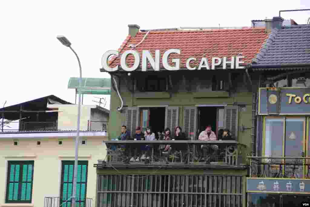 شهر هانوی در آستانه دیدار رهبران آمریکا و کره شمالی - هانوی مثل دیگر شهرهای ویتنام، شهر غذا و قهوه خانه است. در هر کوچه و خیابان، چند صندلی و بساط چای و قهوه را می بینید.