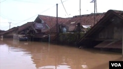 Banjir setinggi tiga meter merendam kawasan permukiman penduduk di Kecamatan Bale Endah Kabupaten Bandung (foto: VOA/R. Teja Wulan).