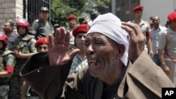 Một người đàn ông Ai Cập khóc than bên ngoài nhà thờ Hồi giáo, nơi cử hành tang lễ 16 binh sĩ thiệt mạng trong một vụ tấn công đẫm máu ở Sinai, ngày 7/8/2012