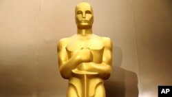 Patung Oscar tampak di karpet merah untuk Academy Awards ke-86 di Los Angeles.
