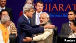 John Kerry (au c.) et Narendra Modi au sommet de Gujarat, en Inde (Reuters)