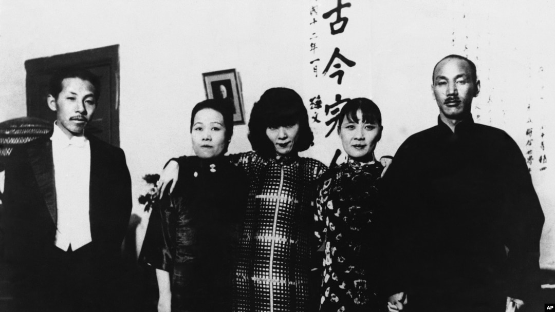 张学良(左一)、宋霭龄(左二)、宋美龄、蒋介石(右一)等人(1930年1月1日)