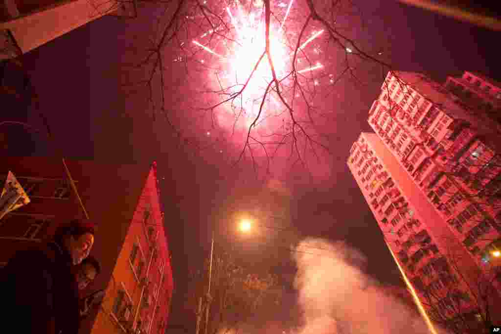 Pertunjukan kembang api di malam Tahun Baru Imlek di Beijing (27/1). (AP/Ng Han Guan)