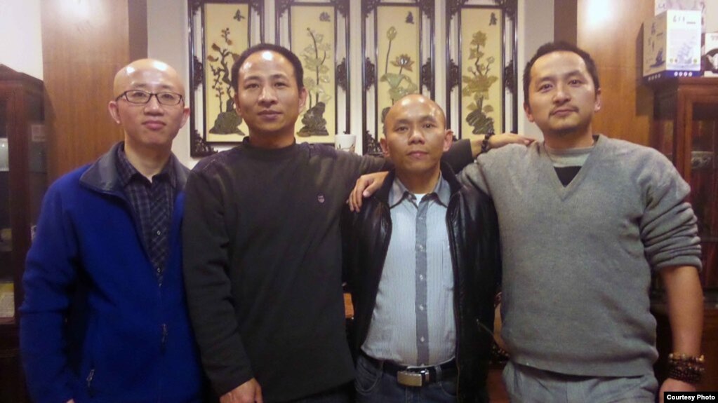 王藏（右）2014年与胡佳（左一）、王鹏（左二）、谢文飞等中国人权捍卫者合影。（资料照片）(photo:VOA)