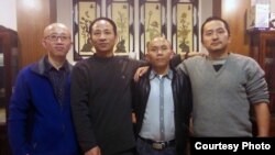 王藏（右）2014年与胡佳（左一）、王鹏（左二）、谢文飞等中国人权捍卫者合影。（资料照片）