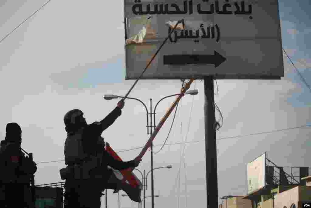 2017年1月19日，伊拉克士兵拆下指向&ldquo;伊斯兰国&rdquo;安全机构办事处的路标。当地人会在那里受到当众鞭笞和殴打等惩罚。（美国之音希瑟&middot;默多克拍摄） &nbsp;
