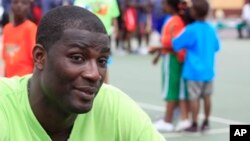 Olumide Oyedeji, dan kwallon kwando a Amurka yake magana a wani sansanin horasda matasa kwallon kwando.