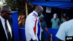 Le président de la RDC, Felix Tshisekedi, en visite dans un centre de traitement Ebola, à l'hôpital général de Beni, le 16 avril 2019.