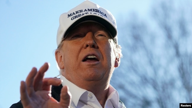 Tổng thống Donald Trump trả lời báo chí trước khi khởi hành đến khu vực biên giới với Mexico ở Texas.