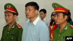 Blogger Trương Duy Nhất trong phiên xử tại Tòa án Nhân dân TP Đà Nẵng, ngày 4/3/2014.