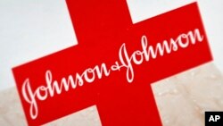 La foto de archivo del 16 de octubre de 2020 muestra el logo de Johnson & Johnson en un paquete de Band-Aids. 