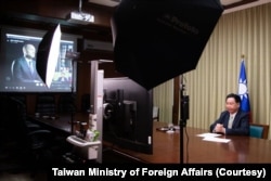 2021年4月28日台湾外交部长吴钊燮接受英国天空电视台驻北京亚洲记者Tom Cheshire的视频专访。（图片来自台湾外交部网站）