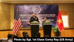 Đại tướng Robert Brown (trái) của Lục quân Thái Bình Dương Mỹ và Thượng tướng Phạm Hồng Hương một buổi họp báo sau khi kết thúc hội thảo Lục quân Thái Bình Dương do Việt Nam và Mỹ đồng tổ chức ở Khách sạn Melia ở Hà Nội hôm 20/8.