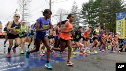 Runners cross the start line in the women's division of Boston Marathon Monday, April 20, 2015 in Hopkinton, Mass. (AP Photo/Stephan Savoia)