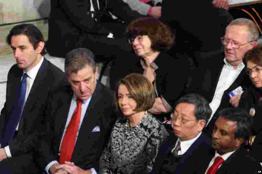 美国众议院议长南希.佩洛西坐在前排嘉宾席上
