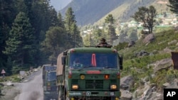 Konvoi tentara India bergerak di jalan raya Srinagar-Ladakh di Gagangeer, timur laut Srinagar, Kashmir yang dikuasai India, Rabu, 9 September 2020. (Foto: (AP/Dar Yasin)