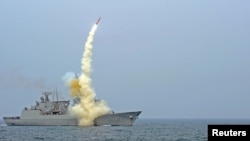 Un misil es lanzado desde el mar. Israel reconoció haber hecho lanzamientos de prueba en el Mar Mediterráneo.