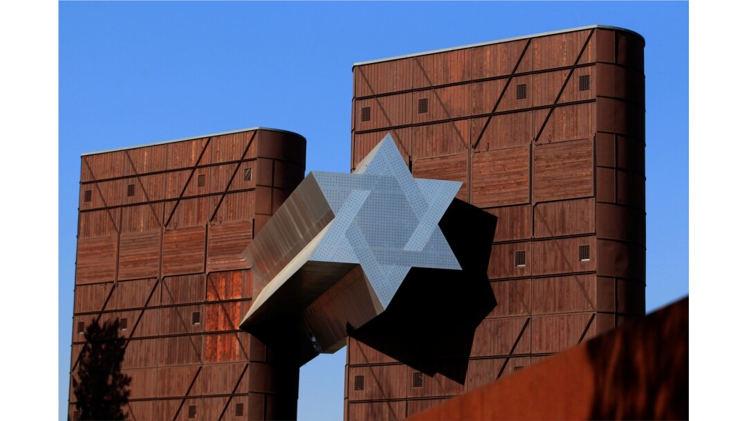 Bintang Daud terlihat di Museum Holocaust baru yang disebut House of Fates di Budapest, Hongaria, 15 Oktober 2018. (Foto: REUTERS/Bernadett Szabo)