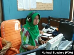 Prima Hapsari, salah satu penyiar di RRI Stasiun Yogyakarta membawakan acara, Kamis, 20 September 2018. (Foto: Nurhadi Sucahyo/ VOA)