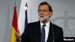 西班牙首相拉霍伊在首相府召開的記者會上講話 (2017年10月21日)