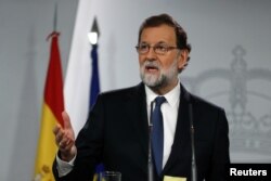 지난 21일 긴급 내각회의 소집한 마리아노 라호이 스페인 총리가 카탈류냐 사태와 관련해 기자회견을 하고 있다.