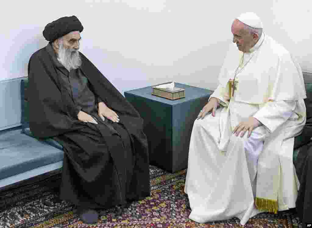 Pope Francis akutana na Kiongozi Mkuu wa Shia Ayatollah Ali al-Sistani mjini Najaf, Iraq, Jumamosi, Machi 6, 2021.
