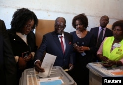Zimbabwe's former president Robert Mugabe casts his ballot in the general elections in Harare, Zimbabwe, July 30, 2018.