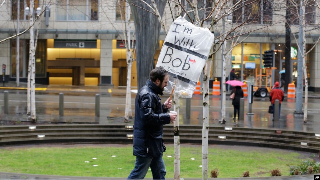 Čovek nosi parolu "Ja sam uz Boba i imigrante", koja se odnosi na državnog tužioca Vašingtona Boba Fergusona, ispred federalnog suda u Sijetlu 3. februara 2017.