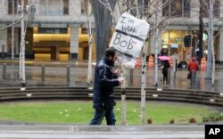 A person outside the federal courthouse in Seattle carries a sign that reads "I'm with Bob and Immigrants," in reference to Washington state Attorney General Bob Ferguson, Feb. 3, 2017. A U.S. judge on Friday temporarily blocked President Donald Trump's ban on people from seven predominantly Muslim countries from entering the United States after Washington state and Minnesota urged a nationwide hold on the executive order that has launched legal battles across the country.