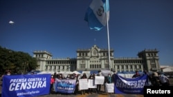 Periodistas protestan por los ataques a los medios de comunicación por parte del gobierno del presidente Alejandro Giammattei frente al Palacio Nacional de la Cultura en la Ciudad de Guatemala, Guatemala, 30 de noviembre de 2021.