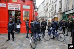 法国警察在巴黎犹太社区骑自行车巡逻。（2015年1月12日）