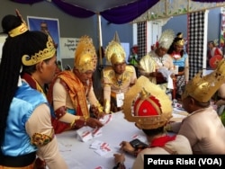 Para petugas TPS 1 Magersari, Kecamatan Sidoarjo, Kabupaten Sidoarjo, sedang melayani para pemilih dalam pilkada serentak, 27 Juni 2018. (Foto: VOA/Petrus Riski)