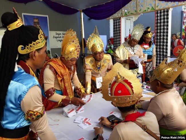 Para petugas TPS 1 Magersari, Kecamatan Sidoarjo, Kabupaten Sidoarjo, sedang melayani para pemilih dalam pilkada serentak, 27 Juni 2018. (Foto: VOA/Petrus Riski)