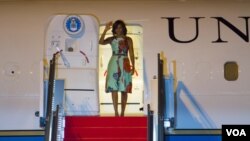 Michelle Obama waved hands upon her arrival at Siem Reap International Airport. (Photo: Neou Vannarin for VOA Khmer)