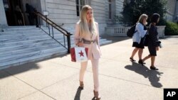 Simona Mangiante Papadopoulos, esposa del ex asesor de campaña de Donald Trump, George Papadopoulos, deja el edificio Cannon de la Cámara de Representantes después de asistir a una reunión a puerta cerrada con demócratas del comité de inteligencia de esa Cámara el 18 de julio de 2018. George Papadopoulos se declaró culpable el año pasado de mentir a investigadores sobre sus contactos con personas vinculadas a Rusia durante la campaña electoral de 2016.