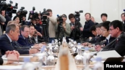 Russian Foreign Minister Sergey Lavrov (L) and his Japanese counterpart Taro Kono (R) attend a meeting in Moscow, Russia, Jan. 14, 2019. 