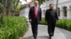 Le président américain Donald Trump et le dirigeant nord-coréen Kim Jong Un marchent au sortir d’un déjeuner à l’hôtel Capella sur l'île de Sentosa à Singapour, le12 juin 2018 (AP Photo/Evan Vucci).