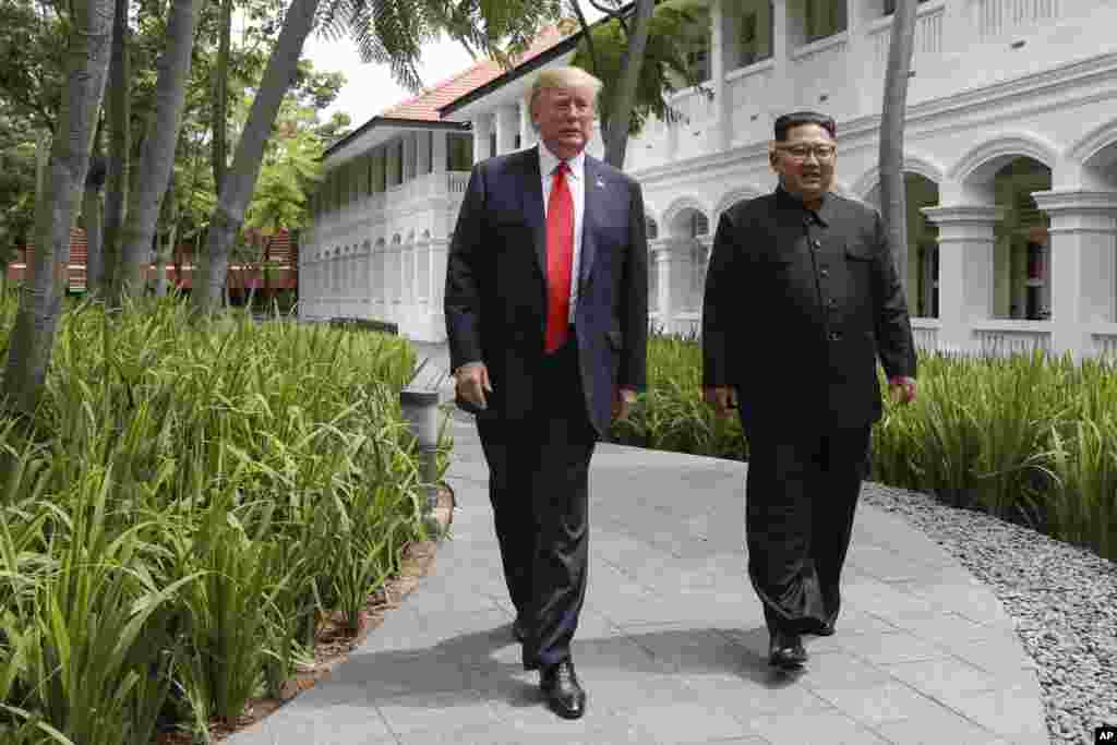 美国朝鲜第一次峰会。在新加坡圣陶沙的嘉佩乐酒店（Capella Hotel） 举行美国朝鲜峰会期间，美国总统特朗普与朝鲜领导人金正恩在午饭后散步（2018年6月12日）。最近白宫宣布，特朗普和金正恩将于2月底举行第二次峰会，会晤地点&ldquo;日后&rdquo;宣布。在白宫宣布这一决定之前，特朗普在总统办公室会晤了朝鲜首席核谈判代表金英哲。白宫说，这次会晤是为了&ldquo;讨论让平壤放弃其核项目的努力&rdquo;。