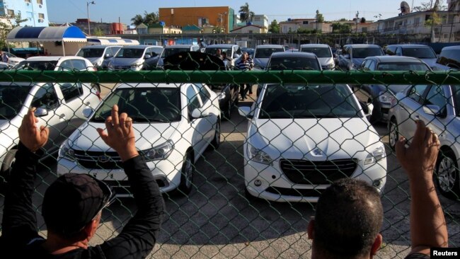La gente se reúne afuera de un lote del gobierno donde se venden autos usados, en La Habana, Cuba, 25 de febrero de 2020.