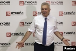 Russia -- Lukoil CEO Vagit Alekperov gestures as he meets journalists during an opening ceremony for the Lukoil's 135-megawatt combined-cycle gas turbine unit of the Budennovskaya thermal power plant in the town of Budennovsk in Stavropol region, June 24,