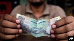 Đồng rupee của Ấn Độ bị mất giá gần 20% trong vài tháng qua, một yếu tố có thể làm cho đà tăng trưởng của nền kinh tế đứng hàng thứ 3 Châu Á này chậm hơn nữa