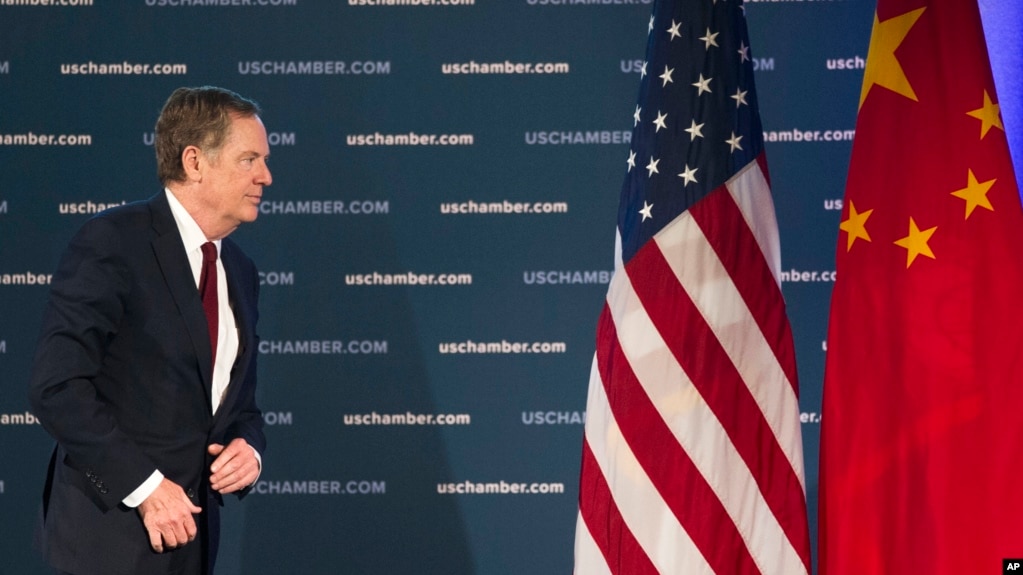 美国贸易代表莱特希泽（Robert Lighthizer）在华盛顿美国商会举办的第九届中国商务大会上发表演讲后离开舞台（2018年5月1日）。(photo:VOA)
