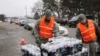 密西根州國民衛隊成員向開車排隊的弗林特居民分發瓶裝水。（2016年1月21日）
