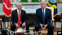 El presidente Trump habla con los medios tras una reunión en la Casa Blanca con el primer ministro de Israel, Benjamin Netanyahu, con quien discutió su propuesta de un plan de paz para Oriente Medio. Foto AP