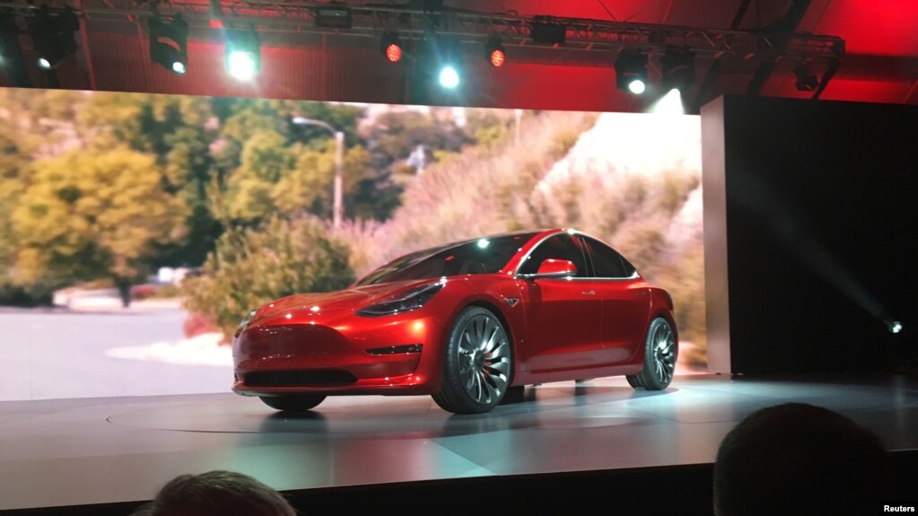 Tesla Modelo 3 sedÃ¡n durante su lanzamiento en Hawthorne, California, 31 de marzo de 2016. Foto Reuters.