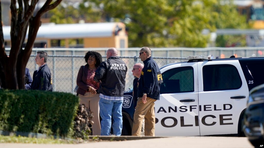 Agentes acuden a la escuela Timberview High School tras el reporte de un tiroteo en Arlington, Texas, el 6 de octubre de 2021. 