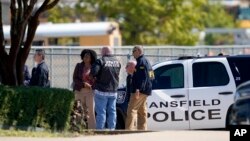 Agentes acuden a la escuela Timberview High School tras el reporte de un tiroteo en Arlington, Texas, el 6 de octubre de 2021. 